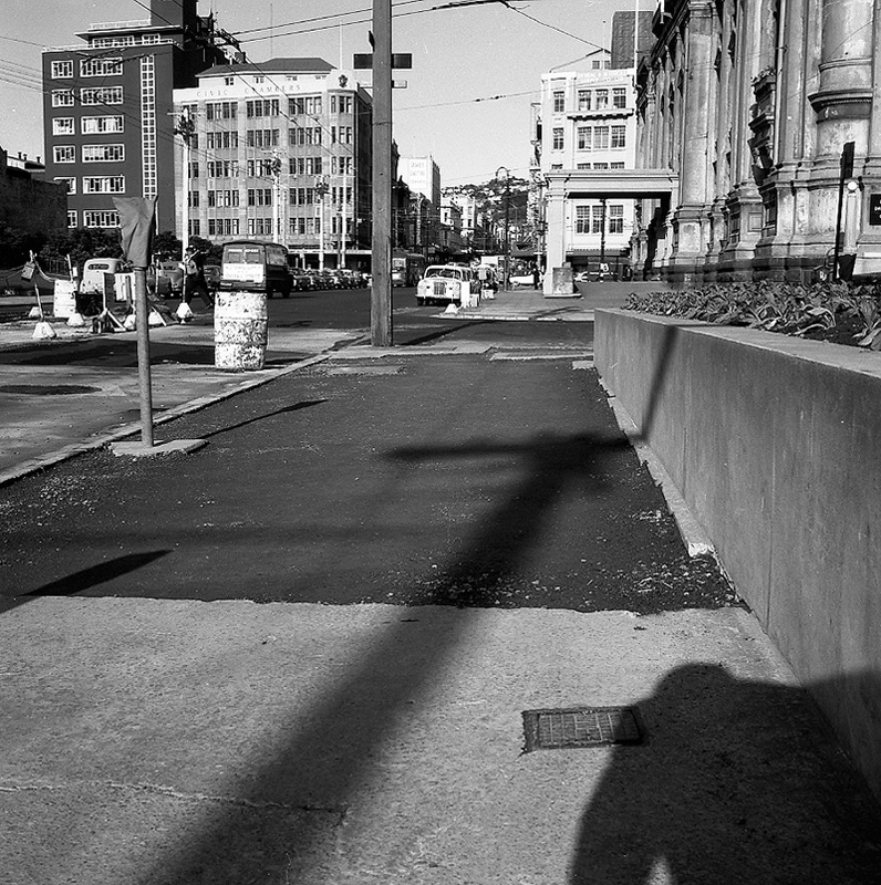 l. Cuba St, Jervois Quay: footpath outside Town Hall