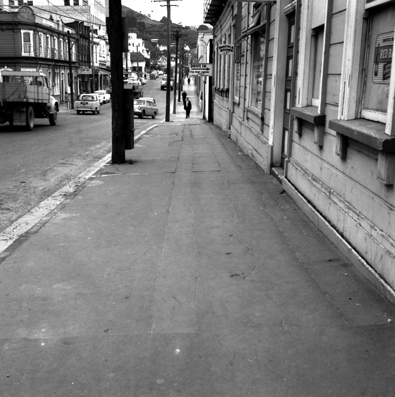 b. Footpath, Pipitea St-Molesworth St