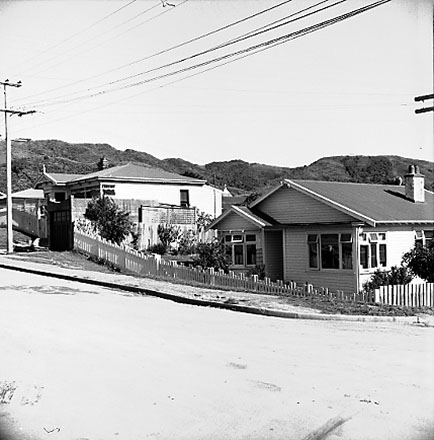 f. Views of single storey dwelling on the corner of Darwin Street and Chamberlain Street