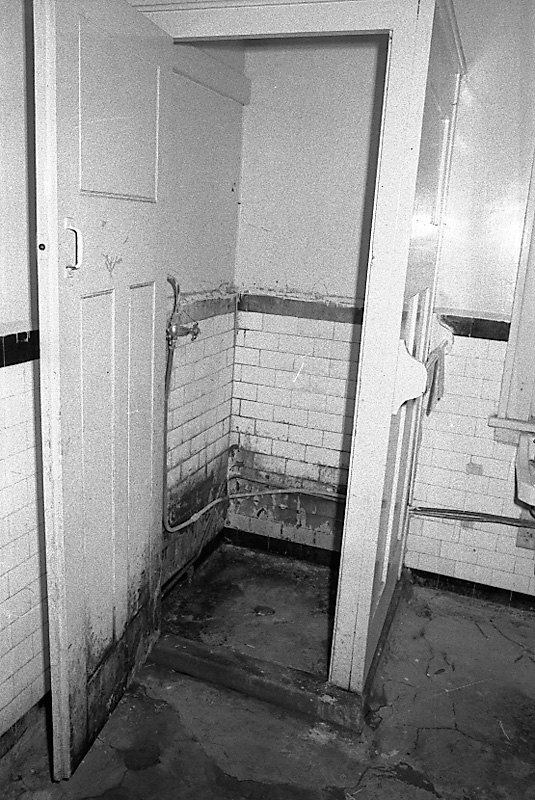 j. No 354 Oriental Parade, substandard dwelling (Mr Spiros Savos)