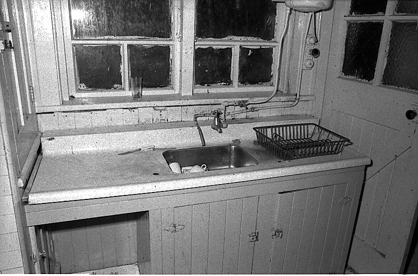 l. No 354 Oriental Parade, substandard dwelling (Mr Spiros Savos)