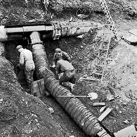 a. Workmen installing the Karori Reservoir Bypass Overflow pipes