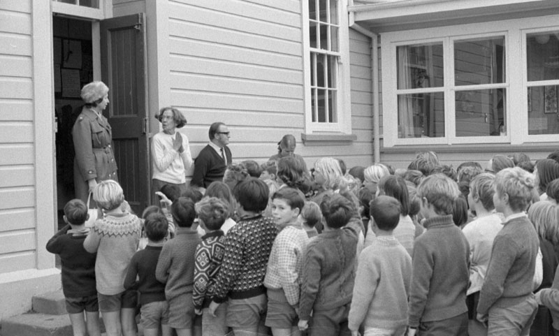 a. Presentation of showcase and key to Seatoun School by Cr Campbell on behalf of City Corp