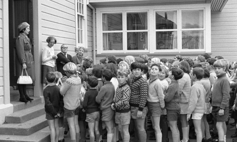 c. Presentation of showcase and key to Seatoun School by Cr Campbell on behalf of City Corp