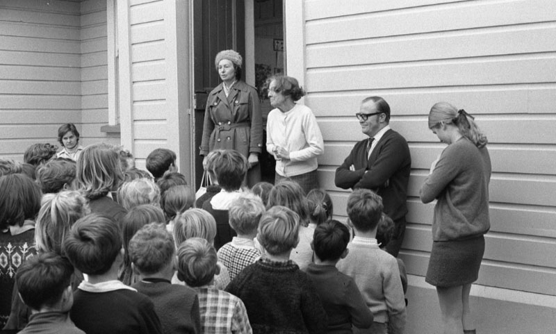 e. Presentation of showcase and key to Seatoun School by Cr Campbell on behalf of City Corp