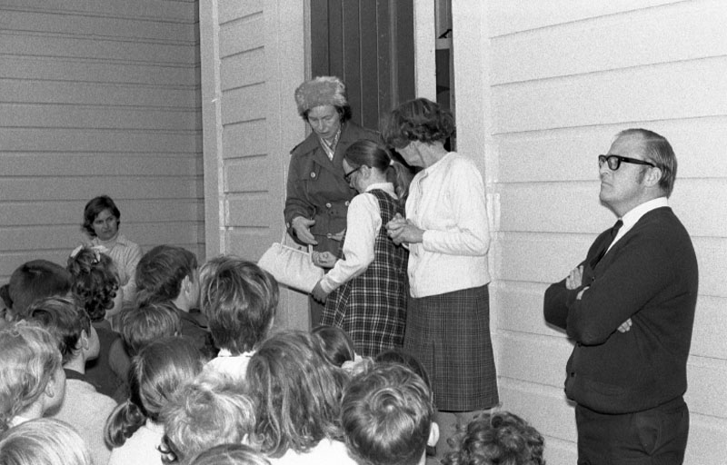 f. Presentation of showcase and key to Seatoun School by Cr Campbell on behalf of City Corp