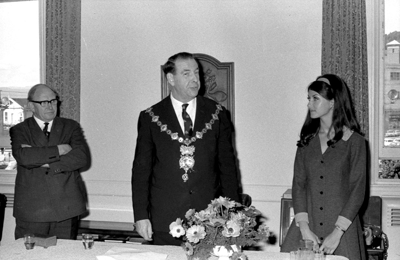 c. Mayor Frank Kitts, reception NZ Softball Team