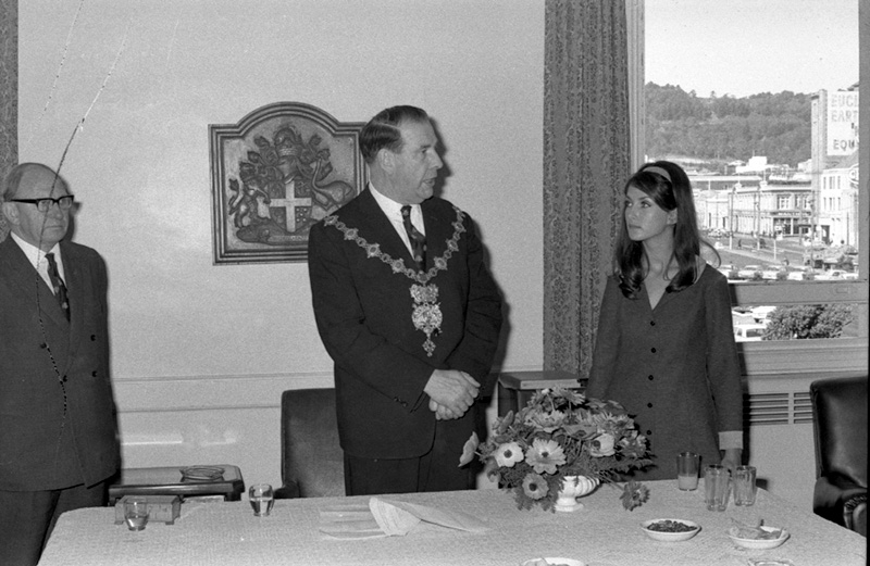 f. Mayor Frank Kitts, reception NZ Softball Team