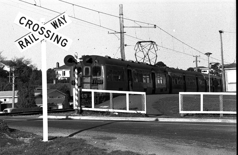 l. Simla cres - Railway crossing