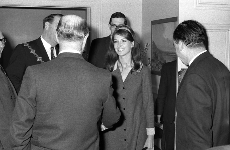 p. Mayor Frank Kitts, reception NZ Softball Team