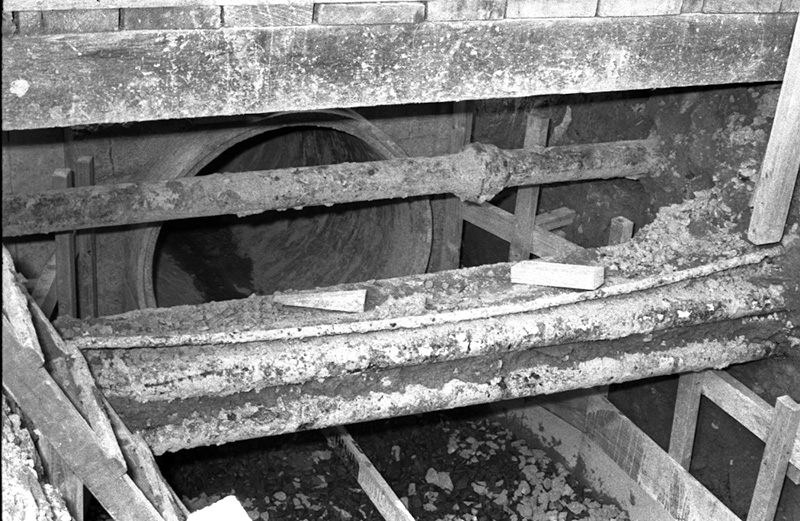 r. Pipes and structure