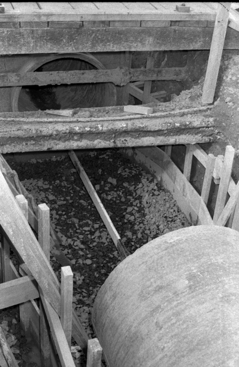 s. Pipes and structure