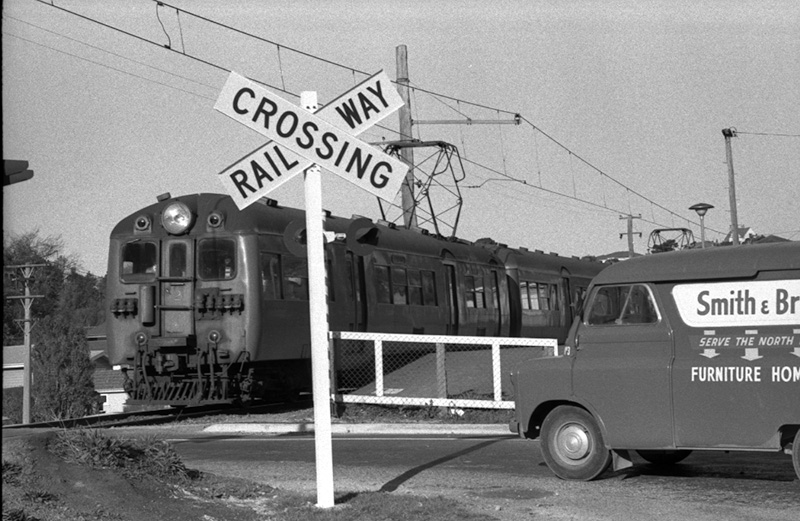 t. Simla cres - Railway crossing