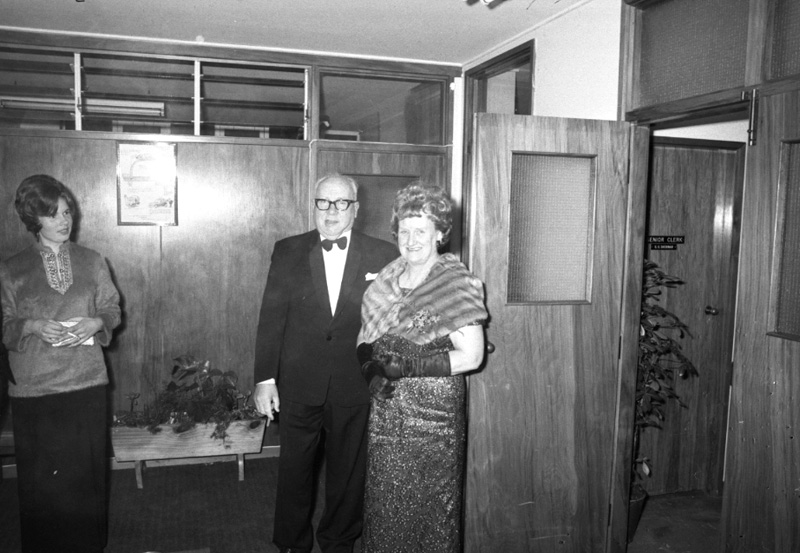 r. Reception, traffic house