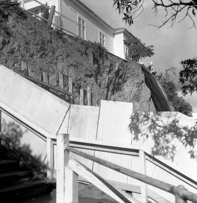 b. Clyde Quay Tavern, slipped bank - house - no 2 Hood St