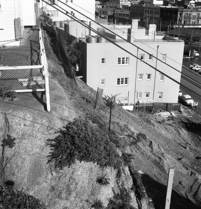 e. Clyde Quay Tavern, slipped bank - house - no 2 Hood St