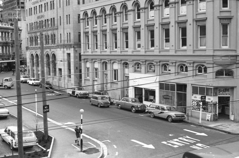 g. Views up and down Willis Street showing directional arrows
