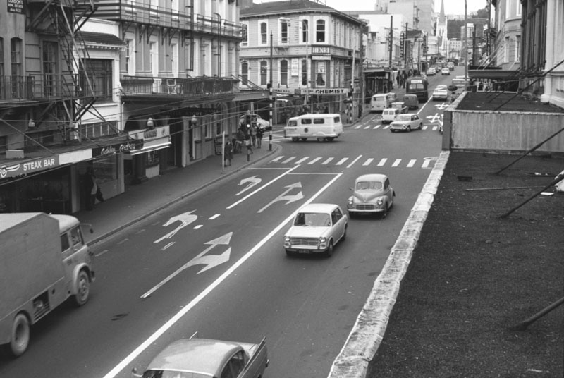 h. Views up and down Willis Street showing directional arrows