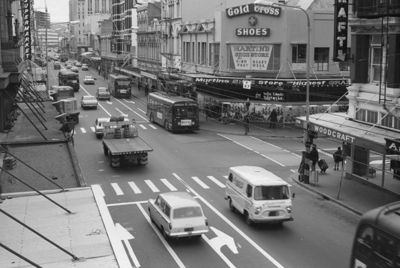 k. Views up and down Willis Street showing directional arrows