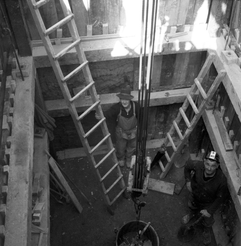 c. Sydney Street West, shaft and barricade