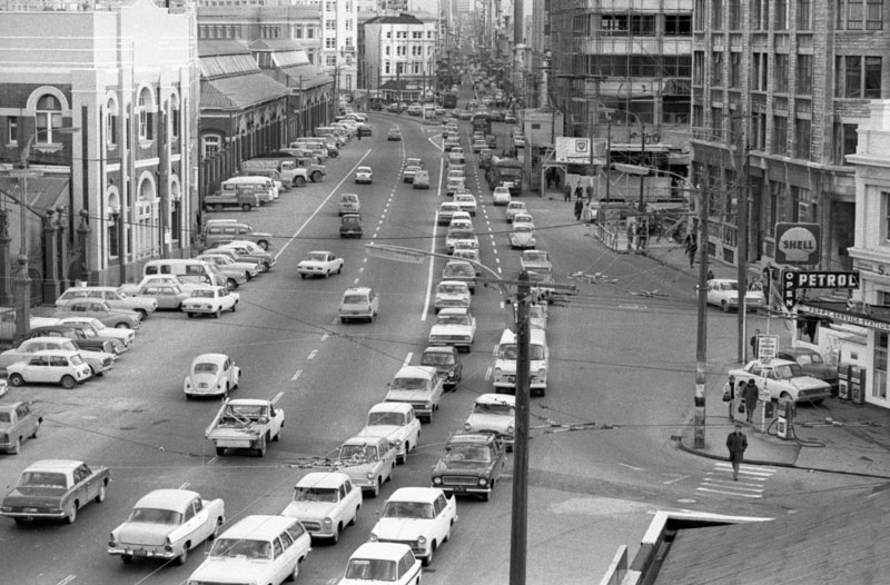 an. Intersection, streetscape
