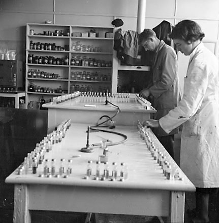 u. Equipment, staff at work