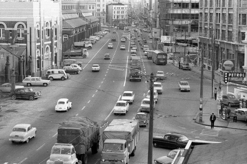 r. Intersection, streetscape