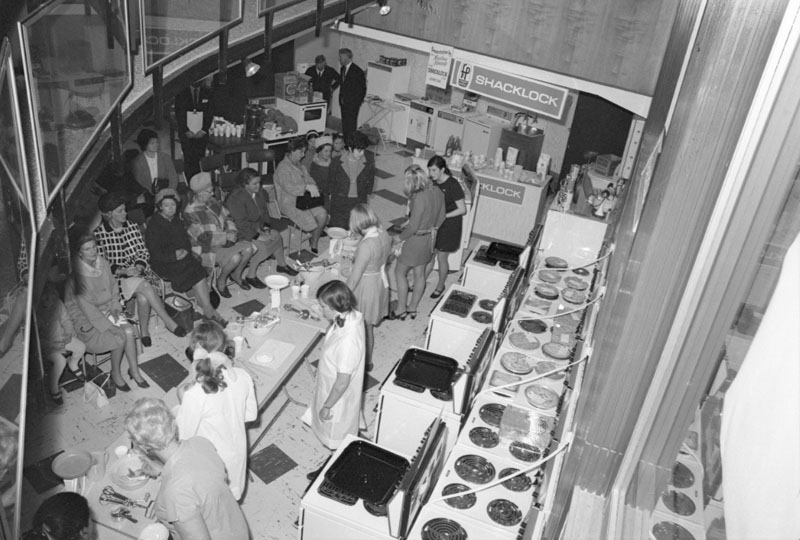 u. Cooking contest in MED showrooms