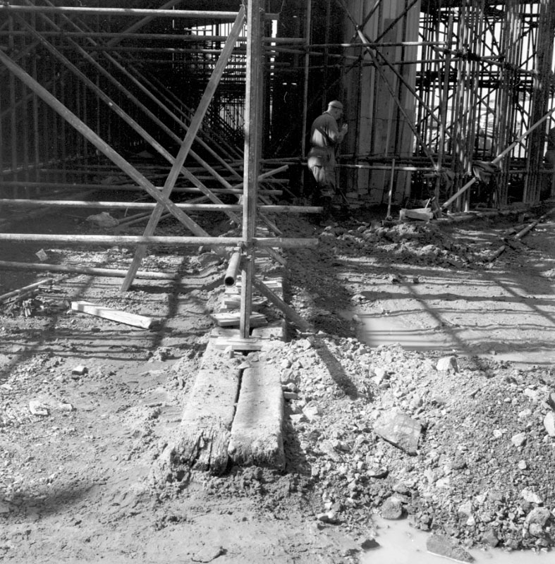 c. No 106 Tinakori Rd, burst main