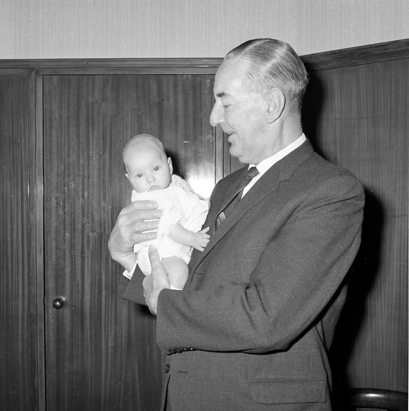 a. Mrs O Smuts-Kennedy and Family, Mr FW Pringle