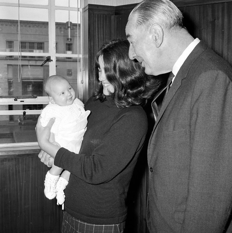 c. Mrs O Smuts-Kennedy and Family, Mr FW Pringle