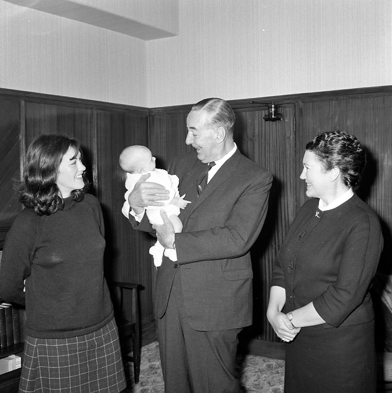 e. Mrs O Smuts-Kennedy and Family, Mr FW Pringle