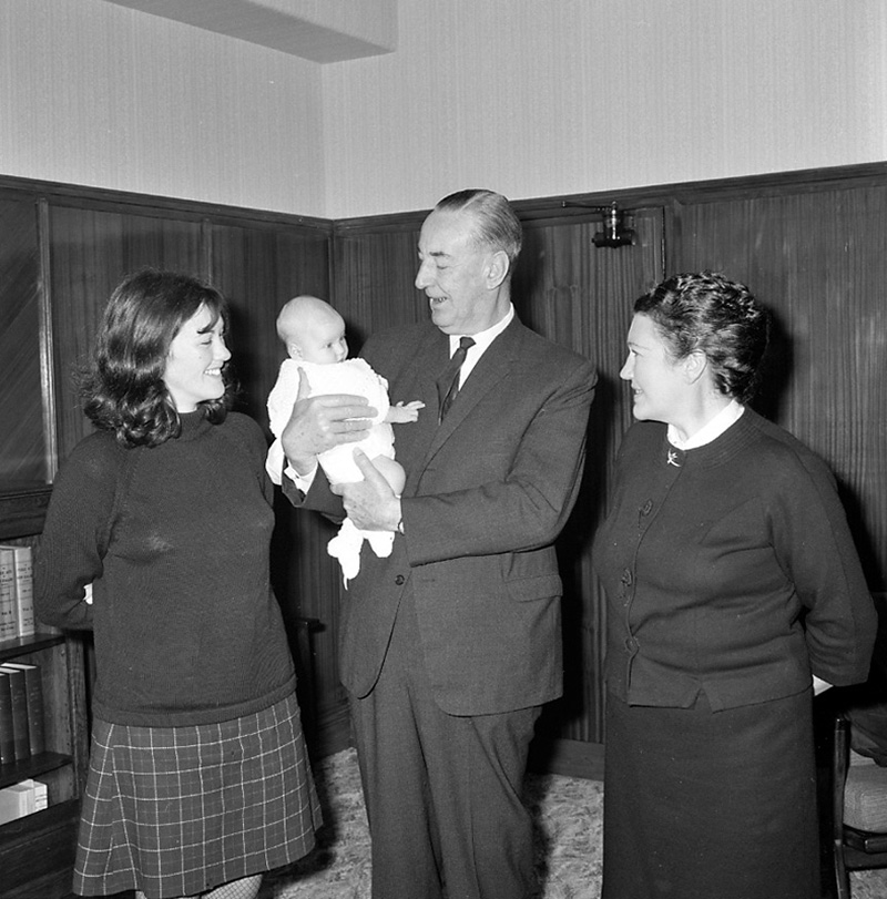 f. Mrs O Smuts-Kennedy and Family, Mr FW Pringle