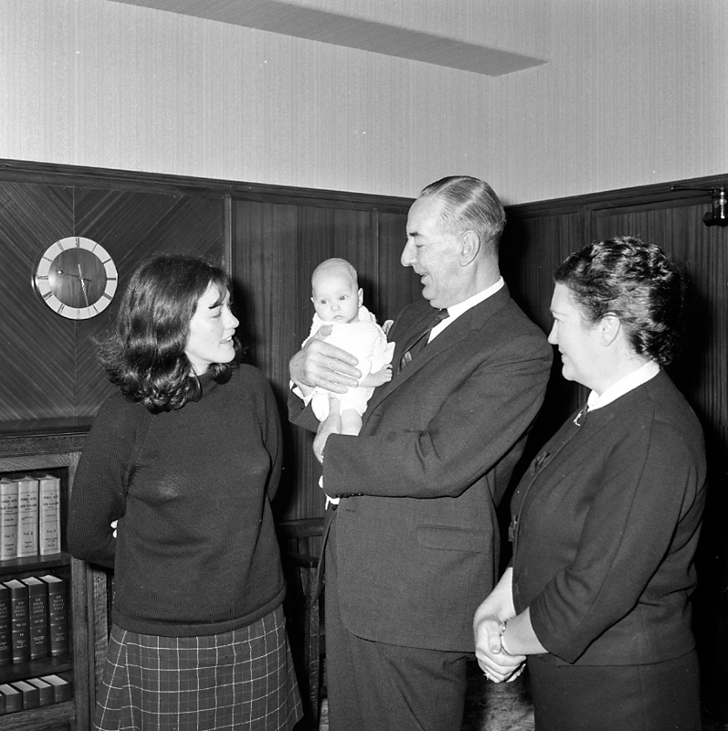 h. Mrs O Smuts-Kennedy and Family, Mr FW Pringle
