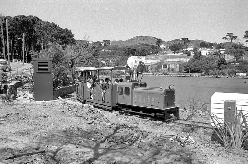 i. Zoo miniature railway