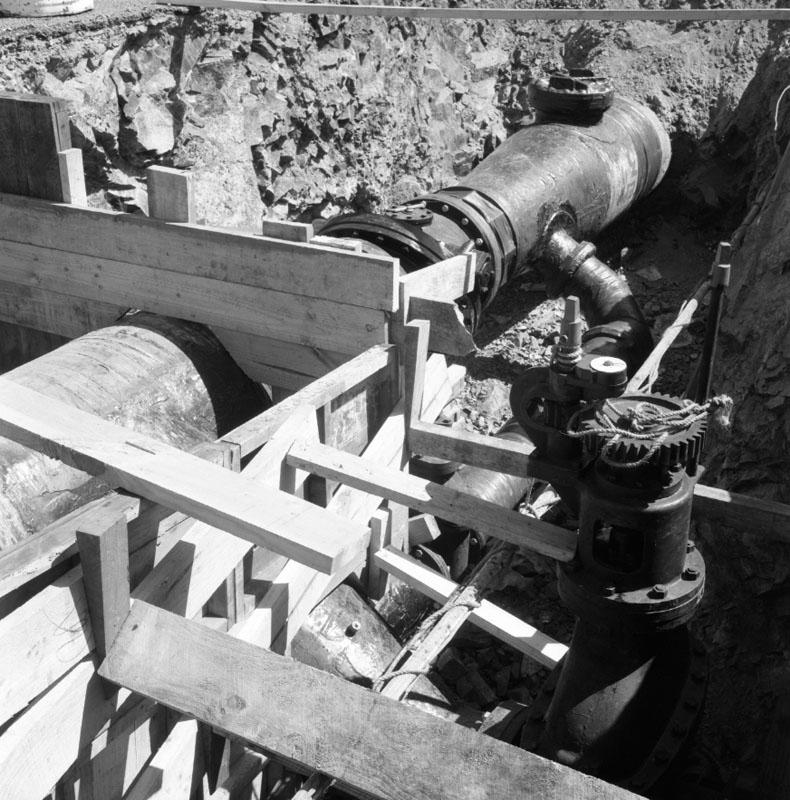 j. Haywards, Waterworks pumping station. Reservoir: Haywards, Waterworks pumping station, laying pipes