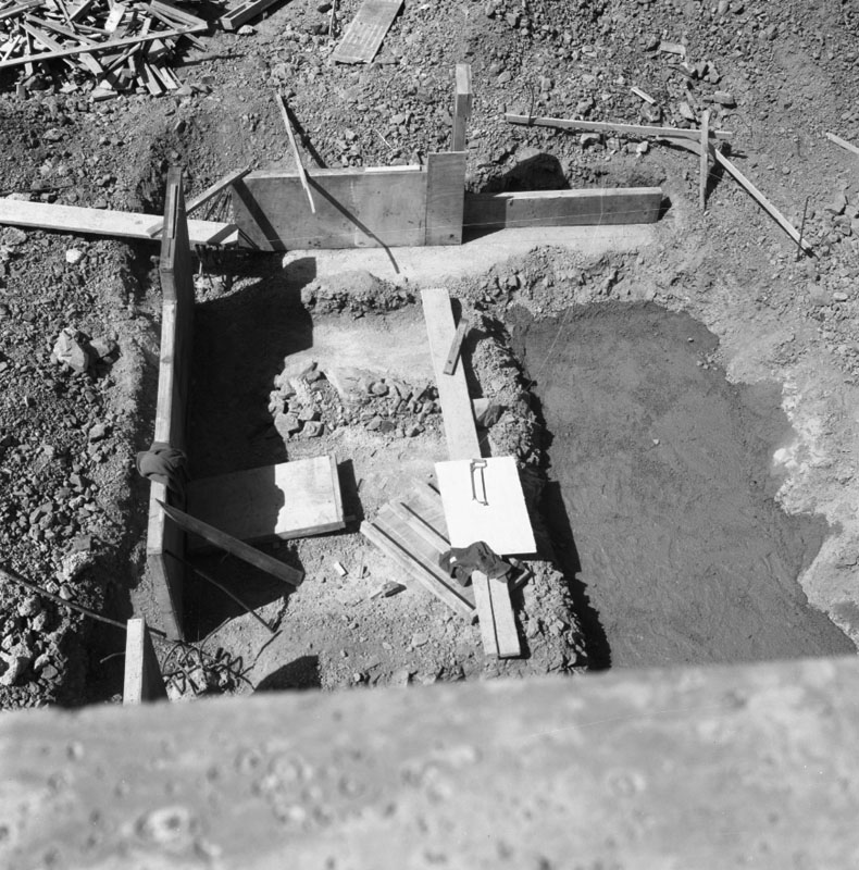 k. Haywards, Waterworks pumping station. Reservoir: Haywards, Waterworks pumping station, laying pipes