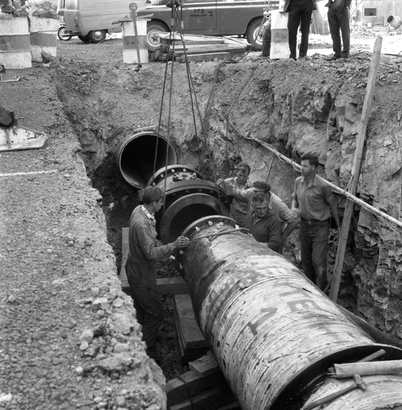 o. Haywards, Waterworks pumping station. Reservoir: Haywards, Waterworks pumping station, laying pipes