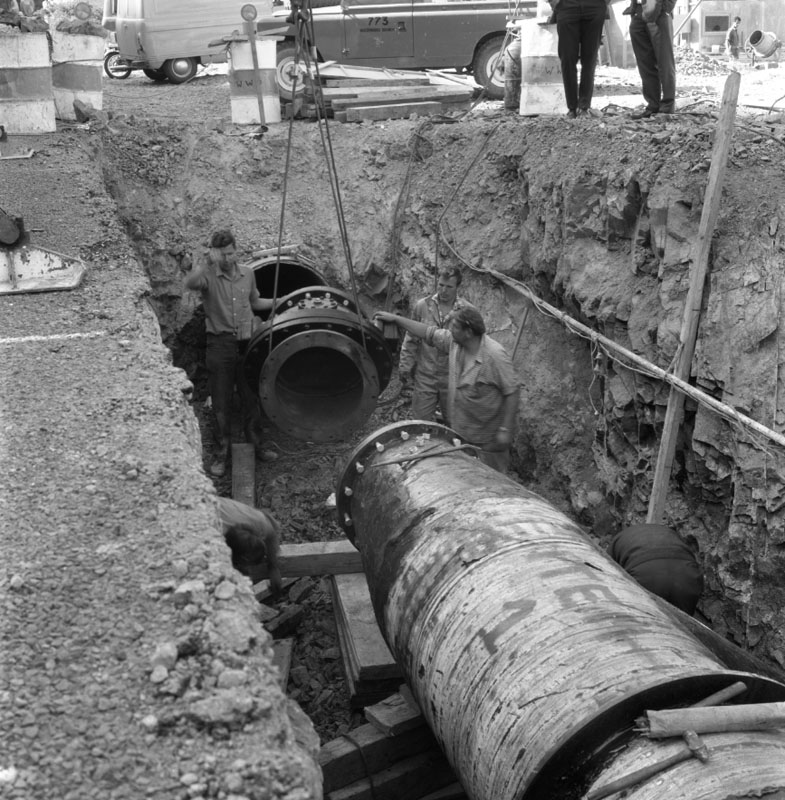 p. Haywards, Waterworks pumping station. Reservoir: Haywards, Waterworks pumping station, laying pipes
