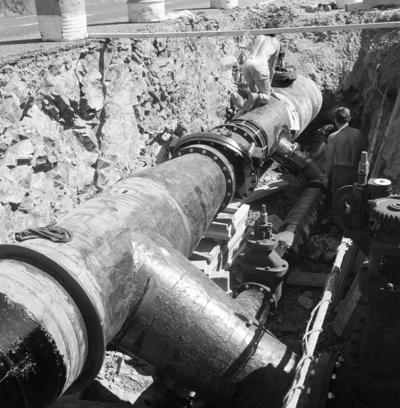 q. Haywards, Waterworks pumping station. Reservoir: Haywards, Waterworks pumping station, laying pipes