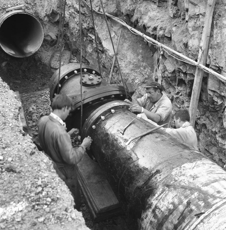 r. Haywards, Waterworks pumping station. Reservoir: Haywards, Waterworks pumping station, laying pipes