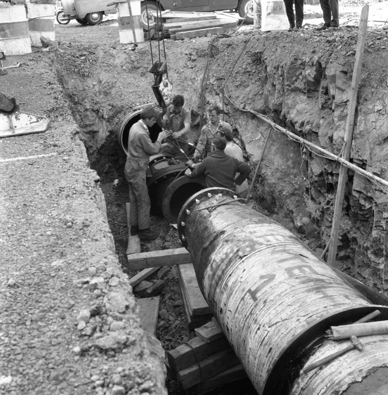 s. Haywards, Waterworks pumping station. Reservoir: Haywards, Waterworks pumping station, laying pipes