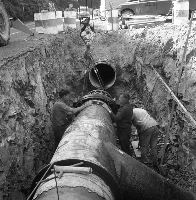 t. Haywards, Waterworks pumping station. Reservoir: Haywards, Waterworks pumping station, laying pipes