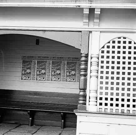 i. Bus shelter on Thorndon Quay, near Tinakori Road intersection