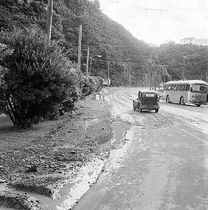 k. Chaytor Street access to Karori Tunnel, motor vehicles and trolley bus
