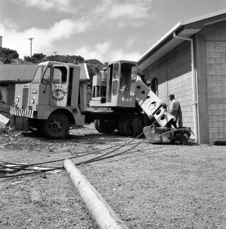 h. Accident to Gradall no 87, Gilbarco Factory, Tauhinu Road