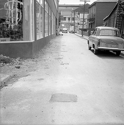 b. Streetscape/footpath, corner of Cambridge Terrace and Fifeshire Avenue