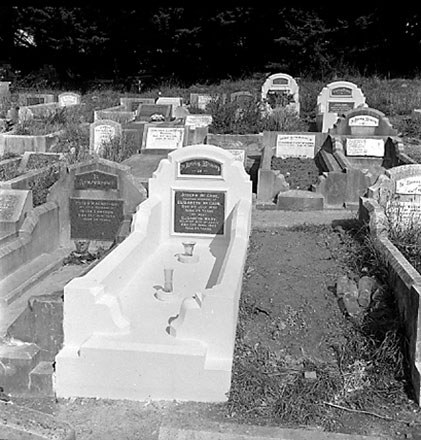 a. Graves of Peter and Hilda Mac Arthur, W.E. Williams, D. E. Baucke