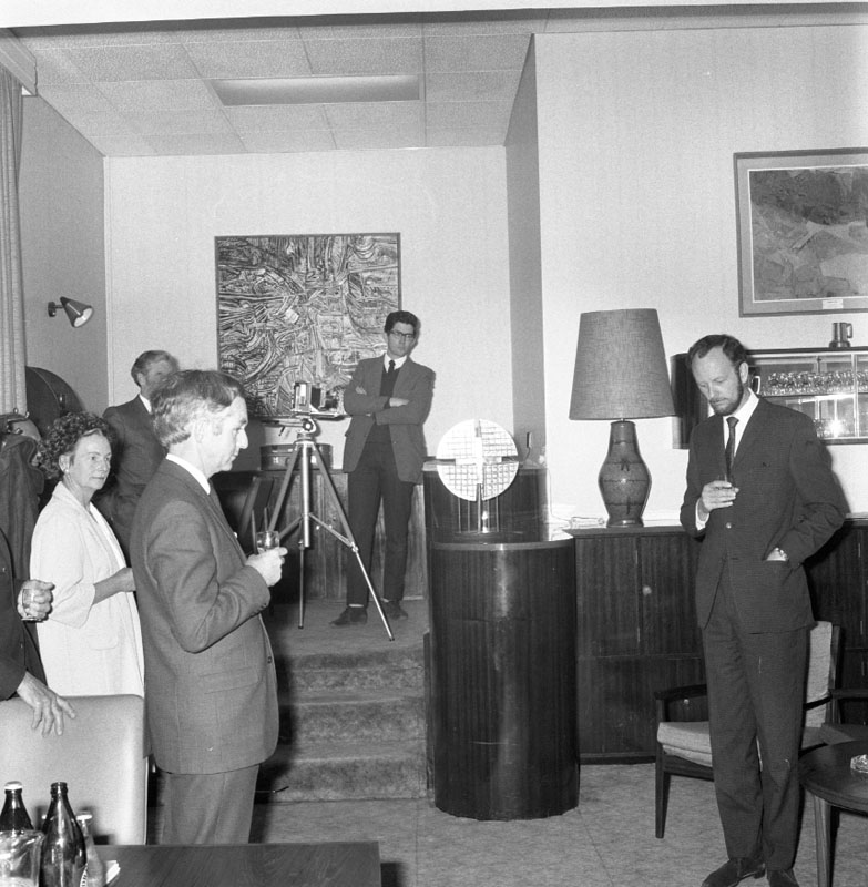 a. Art award to Sculptor, Crs Room, by Mrs Smuts-Kennedy