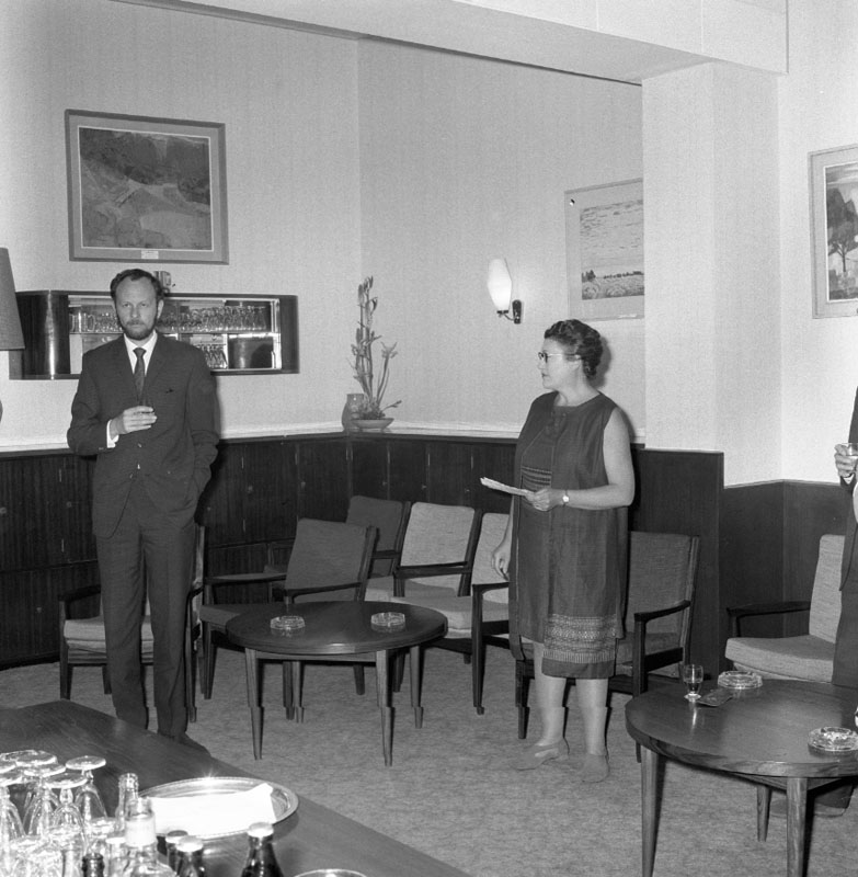 b. Art award to Sculptor, Crs Room, by Mrs Smuts-Kennedy